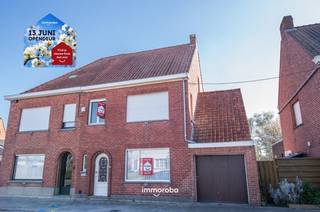 Deze woning wordt aangeboden met een vanafprijs van €199.000 !! <br /><br />In de Stijn Streuvelsstraat 33 te Waregem bevindt zich deze halfopen bebouwing met uitstekende ligging, gelegen in een rustige en gegeerde buurt, op korte afstand van het centrum, scholen, winkels en belangrijke invalswegen.<br /><br />De woning is gelegen op een ruim perceel van 442 m² en geniet van een gunstige zuidoostelijke oriëntatie, wat zorgt voor een aangename lichtinval en zonnige buitenruimte. Het pand biedt een uitgelezen kans voor renovatie en vormt de ideale basis om een hedendaagse gezinswoning te creëren, volledig naar eigen smaak en wensen.<br /><br />Dit eigendom is bijzonder interessant voor handige kopers, gezinnen met toekomstplannen of investeerders die op zoek zijn naar een waardevolle vastgoedopportuniteit in Waregem.<br /><br />Troeven:<br /><br />*Halfopen bebouwing<br />*Perceel van 442 m²<br />*Gunstige ZO-oriëntatie<br />*Renovatiepand met veel potentieel<br />*Zeer goede ligging nabij centrum en voorzieningen<br /><br />Interesse? Vraag nu uw bezoek aan via tom@immoroba.be<br /> en ontdek het potentieel van deze woning.