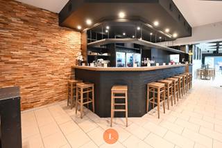 <br /><span><span><span><span><span><span><span><span><span><span>Ben je op zoek naar een uitstekende zakelijke kans? Dan is dit handelspand met garage op een strategische locatie perfect voor jou!</span></span></span></span></span></span></span></span></span></span><br /><span><span><span><span><span><span><span><span><span><span>Met een</span></span></span></span></span></span></span></span></span><strong> totaaloppervlakte van 226m²</strong><span><span><span><span><span><span><span><span><span> biedt dit pand een scala aan mogelijkheden voor <strong>diverse bedrijfsactiviteiten</strong>. Gelegen aan een<strong> l</strong></span></span></span></span></span></span></span></span></span><strong>evendige straat met voldoende parkeermogelijkheid</strong><span><span><span><span><span><span><span><span><span> voor de deur, is dit de ideale plek om je onderneming te vestigen.</span></span></span></span></span></span></span></span></span></span><br /><br />Beneden bij het handelspand behoort de keuken met alle aansluitingen en koelcel. <br /><br /><span>Boven het handelspand zijn er <strong>woonmogelijkheden</strong> met ruime woonkamer, geïnstalleerde badkamer en ruime slaapkamer.</span><br /><br /><span><span><span><span><span><span><span><span><span><span>De combinatie van het handelsgedeelte en de woongedeelte biedt een flexibele ruimte die aan verschillende behoeften kan voldoen.</span></span></span></span></span></span></span></span></span></span><br /><br /><span>Pluspunten: </span><br />- instapklaar<br />- ruim terras <br />- garage<br /><br />Heeft u interesse in meer informatie of een bezoek? Aarzel niet om contact op te nemen met Kimberly via 0470574605.<br /><br /> 