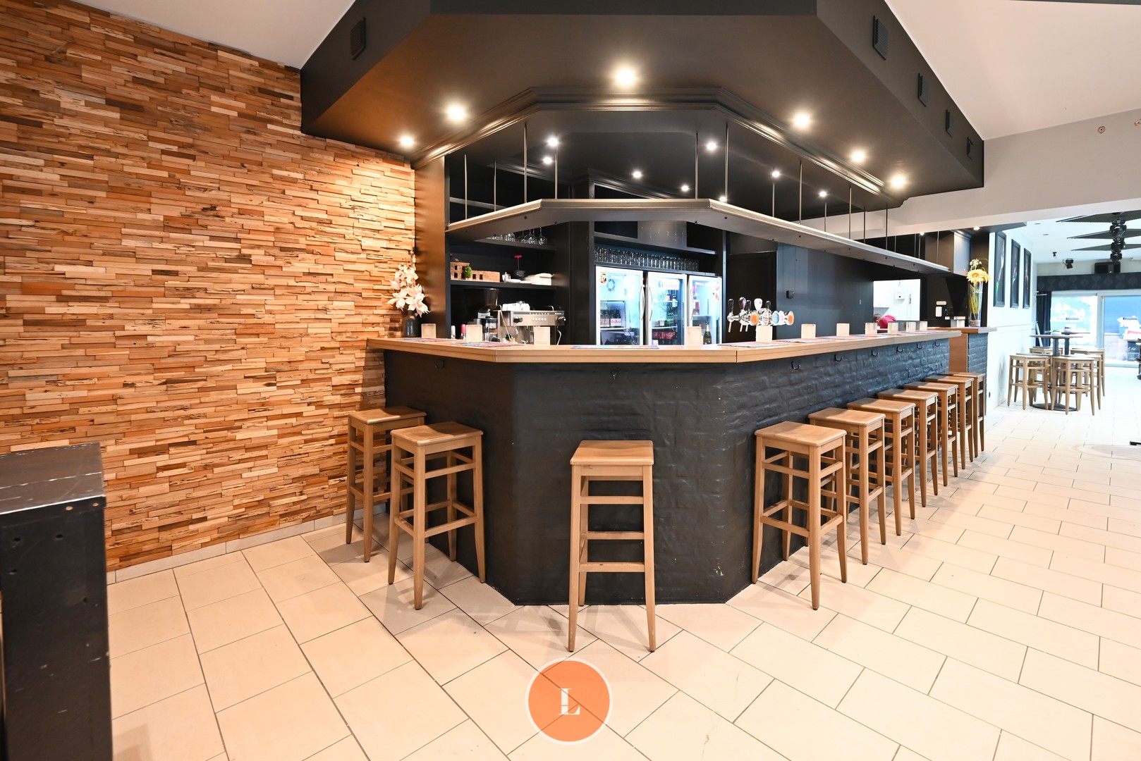 Te Koop: ruim handelspand met garage en woonmogelijkheden. - photo 2