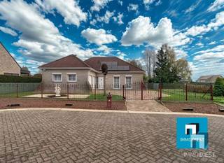 Immo Diest heeft weer een pareltje in portefeuille.Op zoek naar een instapklare, perfect onderhouden villa in een rustige, groene omgeving?Deze open...