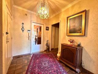 Bent u op zoek naar een ruim appartement met veel potentieel, centraal gelegen en voorzien van alle comfort? Dan is dit appartement zeker een...