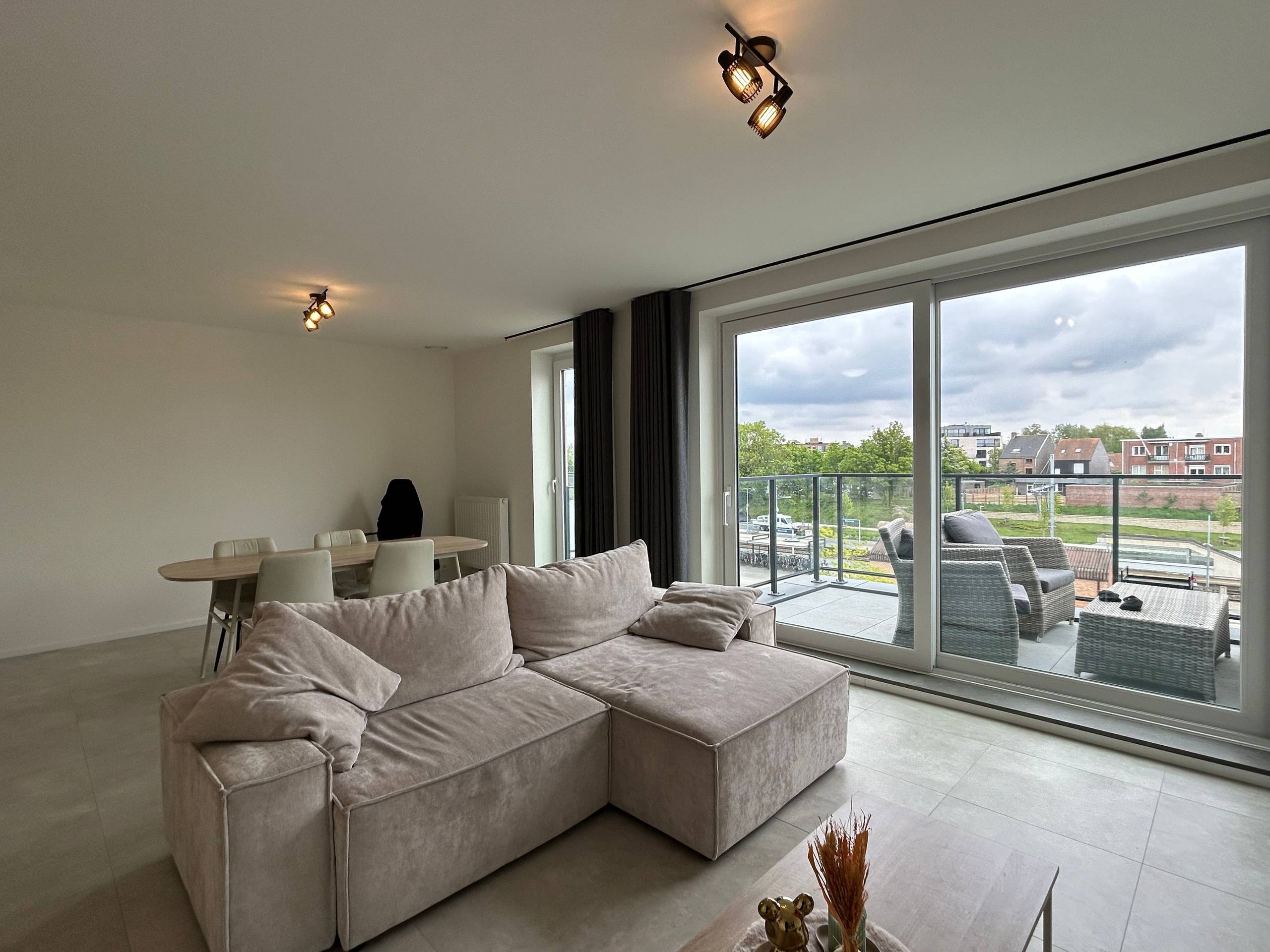 Ruim én nieuw 2-slaapkamerappartement met terras gelegen in het centrum van Diksmuide! - foto 2