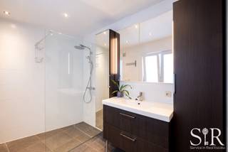 <p>Ben je op zoek naar een appartement zonder al die dure zware gemeenschappelijke kosten en lasten? Dan is deze goed bereikbare duplex mét ruime garage en terras in Niel mogelijks exact wat je zoekt. Op een boogscheut van het centrum geniet je hier van alle nodige voorzieningen binnen handbereik: winkels, scholen en openbaar vervoer bevinden zich op wandel- en fietsafstand. Dankzij de vlotte verbindingen naar invalswegen en nabijgelegen gemeenten combineert deze locatie het gemak van een centrale ligging met een fijne, levendige woonomgeving.</p>
<p>Indeling: Het gelijkvloers beschikt over een ruime, inpandige garage met meer dan voldoende plaats voor één wagen én een praktische opbergruimte voor fietsen en extra materiaal.</p>
<p>De eerste verdieping bestaat uit een lichtrijke woonkamer met een open keuken die zorgt voor een gezellig en ruimtelijk gevoel. Op deze verdieping is ook een apart gastentoilet voorzien.</p>
<p>Op de tweede verdieping bevinden zich twee volwaardige slaapkamers en een eigentijdse badkamer die uitgerust is met een ruime inloopdouche. Bovendien beschikt deze verdieping over een tweede aparte WC.<br /><br />Troeven op een rij:<br />-EPC: C (geen renovatieverplichting)<br />-Centrale ligging vlakbij winkels, scholen en openbaar vervoer<br />-Parkeerterrein met laadpalen voor de deur<br />-Grote garage met plaats voor auto én fietsen/opbergruimte<br />-Lichtrijke woonkamer met open keuken<br />-2 volwaardige slaapkamers<br />-Badkamer met ruime douche</p>
<p><br /><span>Laat deze kans niet aan u voorbijgaan! Neem vandaag nog contact met ons op via <b>info@immosir.be </b>voor meer informatie of om uw bezoek in te plannen.</span></p>