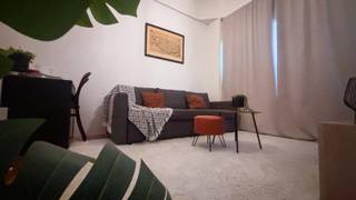 Charmant huis met 2 slaapkamers in hartje Antwerpen<br /><br />De woning betreft een charmant en karaktervol stadswoonhuis met authentieke gevel in neoclassicistische stijl en bijzonder warme sfeer binnenshuis. Doorheen de woning werden authentieke elementen behouden en gecombineerd met kwalitatieve renovaties en hedendaags comfort.<br /><br />Zo beschikt de woning onder meer over zichtbare houten vloerstructuren, plankenvloeren, blote baksteen elementen, een stijlvolle mortex keuken met Quooker en toestellen van AEG en Bosch, alsook een badkamer afgewerkt met mortex.<br /><br />Indeling:<br />Kelderverdieping: praktische opslagkelder<br />Gelijkvloers (ca. 55 m²): inkomhal, polyvalente ruimtes, douchekamer met toilet en wasplaats<br />Verdieping 0,5: toegang tot terras van ca. 20 m²<br />Verdieping 1 (ca. 35 m²): slaapkamer, ensuite badkamer, apart toilet<br />Verdieping 2 (ca. 35 m²): keuken met eetplaats<br />Verdieping 3 (ca. 35 m²): gezellige leefruimte tot in de nok met houthaard<br /><br />Totale bruikbare vloeroppervlakte: ca. 160 m².<br /><br />Positieve elementen:<br />Zeer warme en authentieke uitstraling<br />Charmante gevel en karaktervolle afwerking<br />CV-installatie en elektriciteit conform, loodgieterij 1 jaar geleden vernieuwd<br />Overal dubbele beglazing<br />Gezellige leefruimte met veel karakter<br />Opkomende buurt in 2000 Antwerpen met verdere opwaardering en alles in de buurt (Albert Heijn, verschillende koffie en lunchzaakjes, restaurants,...)<br />Aangenaam terras van ca. 20 m²