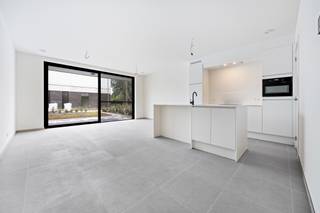 LAATSTE APPARTEMENTEN. <br /><br />Nieuwbouwproject 'T Zand, gelegen in het centrum van Zandhoven, biedt ruime en stijlvol afgewerkte appartementen met zuid georiënteerde terrassen en parkeergelegenheid. De energiezuinige en duurzame appartementen laten veel natuurlijk daglicht binnen en zijn uitgerust met duurzame technieken (warmtepomp, vloerverwarming- en koeling, ventilatiesysteem D, ...). <br />Bovendien kunnen de bewoners vanuit Zandhoven zich gemakkelijk verplaatsen naar de stadscentra van Antwerpen en Lier en is de dorpskern van Zandhoven vlakbij. <br /><br />Residentie 't Zand bestaat uit 22 appartementen, allen met terras, met een oppervlakte variërend tussen 79 en 169 m². Alle appartementen worden gekenmerkt door vooruitstrevendheid en kwaliteit. <br />Bij de inrichting van dit appartement heeft U bovendien nog veel keuzevrijheid waardoor het app uniek wordt. Bovendien zal het E-peil van dit appartement maximum 20 bedragen waardoor U kan genieten van een korting op de onroerende voorheffing! Een staanplaats en berging in de ondergrond dient mee aangekocht te worden.<br /><br />Info en verkoop:<br />De verkoop geschiedt onder BTW op het constructieaandeel en registratierechten op grondaandeel, onder de voorwaarden van de wet Breyne. Voor meer info of een verkennend gesprek, contacteer Karin 0486/97 84 27 of karin@reds.be