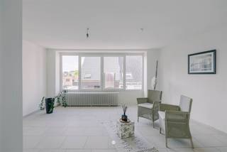 <p><span>Sint-Niklaas - Au centre de Sint-Niklaas, à quelques pas de la Regentieplein, vous trouverez cet appartement prêt à l'emploi dans la petite Residentie Tilia. Avec deux chambres à coucher et un emplacement central, cet appartement combine espace, confort et vie pratique au cœur de la ville. De plus, l'appartement a été rénové en 2025, ce qui vous permet d'emménager immédiatement sans aucun souci.</span></p><p><span>Quelques atouts en un coup d'œil :</span></p><p><span>- Surface habitable de 96 m² <br />- Résidence de petite taille avec seulement 3 appartements <br />- Faibles coûts communs sans syndic<br />- Rénovation en 2025 <br />- Nouvelle chaudière à condensation (2025) <br />- EPC C <br />- Terrasse orientée à l'est à l'arrière <br />- Possibilité d'achat d'un emplacement </span></p><p><span>Aménagement : hall d'entrée, espace de vie lumineux avec cuisine attenante, deux chambres à coucher, dont une spacieuse chambre principale et une deuxième pièce idéale comme bureau, dressing ou chambre d'amis, salle de bains et une agréable terrasse arrière accessible depuis la chambre à coucher.</span></p><p><span>Grâce à sa situation centrale, les magasins, les restaurants, les transports publics et le centre ville sont accessibles à pied.</span></p><p><span>En prime, possibilité d'acquérir un emplacement supplémentaire pour 15.000.</span></p><p><span>Vous êtes à la recherche d'un appartement soigné et prêt à l'emploi dans un emplacement de choix à Saint-Nicolas ? Contactez rapidement l'agence immobilière Axel Lenaerts pour une visite des lieux.</span></p><p><span>Prix indicatif : 220.000</span></p>