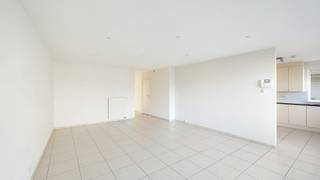 Groot appartement op de gelijkvloerse verdieping van een verzorgd gebouw in het dorp van Westkapelle, op fietsafstand van het centrum van Knokke. Een mooi en breed appartement voorzien van 2 ruime slaapkamers en een heerlijk zonneterras. <br /><br />In de leefruimte en de keuken kunt u genieten van veel licht dankzij de mooie gevelbreedte van ca. 8 meter. Dit is vrij uitzonderlijk en zorgt voor een aangename sfeer en een absoluut gevoel van ruimte. <br /><br />Recent gebouw (2002°) en geen energiezorgen dankzij het energielabel B. <br /><br />Indeling: inkom met een ingebouwde vestiaire en apart toilet, een ruime en brede woonkamer met aansluitend een volledig ingerichte keuken. De keuken zit netjes weggestoken maar behoudt toch een leuke connectie met de leefruimte. Naast de keuken nog een vrij ruime berging/wasplaats. Aan de achterkant zijn er 2 grote slaapkamers (met rolluiken) die allebei toegang verschaffen naar een zuidgericht terras. Het terras is ruim, zonnig en beschikt over een handig poortje die uitgeeft op de achterliggende fietsenberging. Verder nog een ruime badkamer met zowel een ligbad als douche. <br /><br />Prijs/kwaliteit een zeer mooi appartement op grondgebied Knokke-Heist.<br /><br />Bezoeken of meer informatie? <br />Contacteer Willem Cauwels op tel. 050/89.27.70.