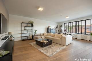 <p>Dit ruime, hoogwaardig afgewerkte appartement combineert luxe met comfortabel wonen. Het werd in 2020 volledig vernieuwd met kwalitatieve materialen en ligt centraal, dicht bij alle dagelijkse voorzieningen. Een buitenkans voor wie ruimte en wooncomfort zoekt.<br /><br />Indeling:<br />ruime hal (9m²) met vestiairehoek en gastentoilet. Lichtrijke woonkamer (38m²) op parket met open keuken (10m²), volledig uitgerust met vaatwasser, inductiekookplaat en combi-oven. Aansluitend is er een overdekt terras (6m²) met twee extra buitenbergingen. Verder beschikt het appartement over een wasplaats (2m²), nachthal, badkamer (4m²) met inloopdouche en dubbele lavabo, en drie ruime slaapkamers (13m², 13m² en 10m²). Het appartement is volledig afgewerkt met parket en beschikt over een lift.</p>
<p>Extra:<br />Een privatieve berging en autostaanplaats in de garage zijn inbegrepen. Verder beschikt het appartement over conforme elektriciteit, een asbestveilig attest, centrale verwarming, een condensatieketel van 2020 en HR-glas in PVC-ramen.</p>