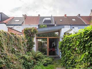 Deze compacte, grondig gerenoveerde rijwoning in de wijk Moscou combineert authentieke elementen met hedendaagse architectuur, een verfijnde afwerking en een doordachte indeling. Strategische lichtopeningen en geïntegreerd maatmeubilair zorgen voor een verrassend ruimtelijk gevoel en optimaal gebruik van de beschikbare oppervlakte.<br /><br />Het gelijkvloers omvat een ruime (was)berging, vestiaire, gastentoilet en woonkamer met ingebouwde kastenwand. Een volledig beglaasde, groene patio met buitendouche verbindt het hoofdvolume met de lichtrijke aanbouw met leefkeuken. Aansluitend liggen een overdekte terrasstrook met buitenberging en een beschutte stadstuin met achteraan een terras onder een oude wilg.<br /><br />Op de eerste verdieping bevinden zich twee slaapkamers, waarvan één met eigen wascel en inventieve kastenwand die daglicht doorlaat naar de traphal. Twee uitbouwen maken de dakverdieping volwaardig, met een derde slaapkamer en zonnige badkamer met ligbad, inloopdouche, dubbele wastafel en toilet. Een open zolderberging biedt extra opslagruimte.<br /><br />De woning heeft energielabel C, dicht bij B, met mogelijkheden voor verdere verbetering via enkele beperkte ingrepen.<br /><br />De rustige ligging combineert een uitstekende bereikbaarheid per fiets, tram en wagen met de levendigheid van de wijk Moscou. Scholen, winkels en park De Porre liggen vlakbij. Het centrum van Gent is op een kwartier fietsen bereikbaar en de stations Gentbrugge en Merelbeke op ongeveer tien minuten.<br /><br />Plan je bezoek in via www.dewaele.com<br /><br />Beschikbaar 1 augustus 2027<br /><br />De algemene voorwaarden van Dewaele DIY kunt u steeds raadplegen via dewaele.com.<br /><br />Bestuursmaatregelen in het maatregelenregister: nee