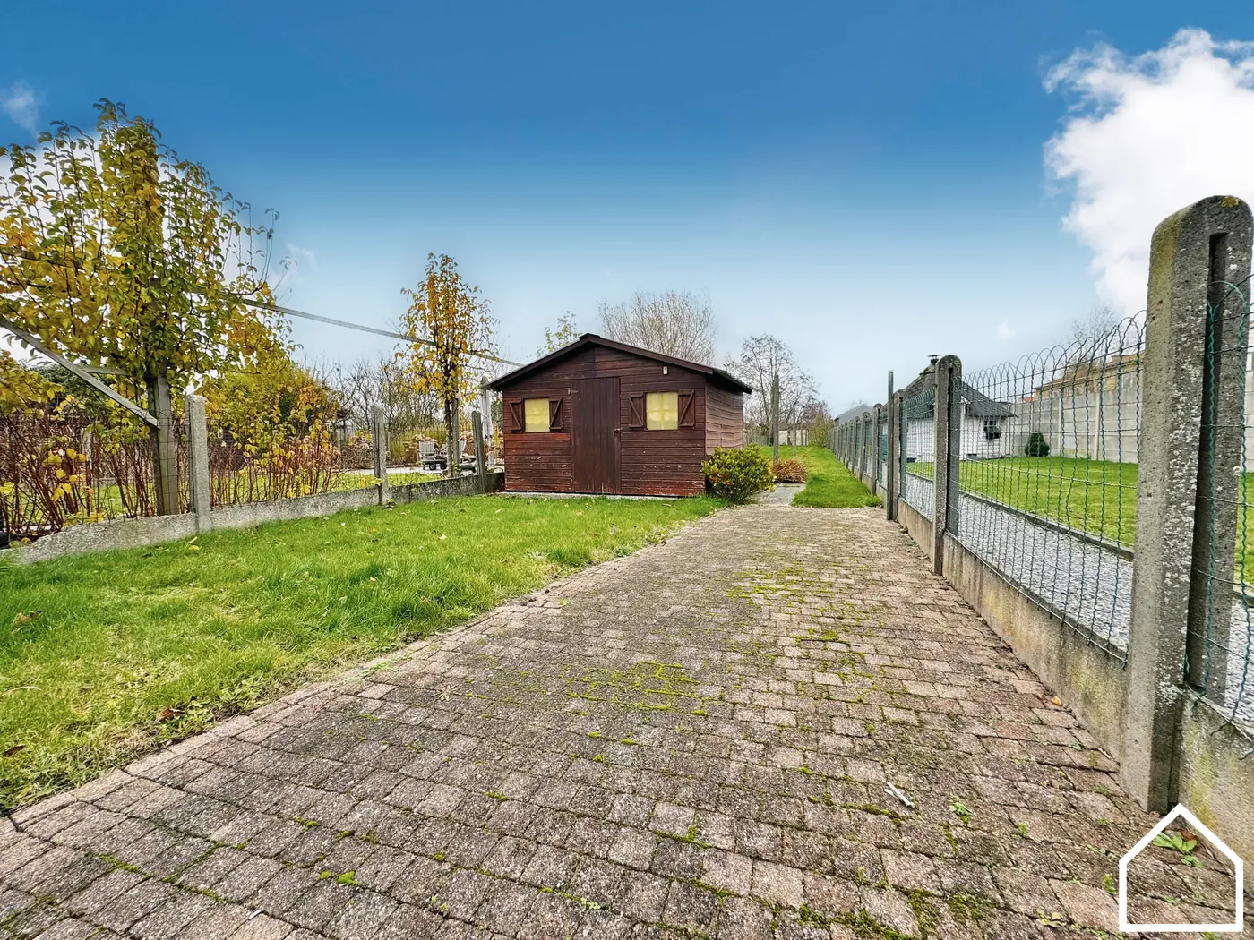 TE RENOVEREN WONING MET 3SLPKS, MOGELIJKHEID GARAGE EN GROTE TUIN - foto 5