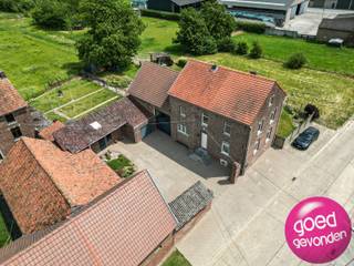 Grote hoeve met zeer ruime woning op 2.242 m² grond, idyllisch gelegen in het rustige en pittoreske Vechmaal.De grote schuur, dienstgebouwen, garages...