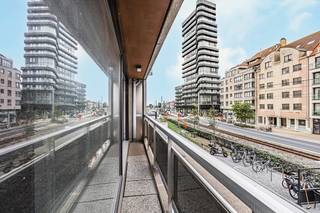 Op een centrale ligging in Heist, op wandelafstand van de Zeedijk en het Heldenplein, bevindt zich dit aangename te renoveren appartement met een praktische indeling en ruime leefruimtes.<br /><br />Het appartement omvat een inkomhal met gastentoilet, een handige berging, een lichtrijke woonkamer met een mooie gevelbreedte en aansluitend een balkon. De open, volledig ingerichte keuken sluit naadloos aan op de leefruimte. Verder beschikt het appartement over twee volwaardige slaapkamers, waarvan één toegang geeft tot het balkon aan de achterzijde. De badkamer is uitgerust met zowel een ligbad als een douche.<br /><br />Als extra troef beschikt het appartement over een ruime privatieve kelderberging.<br /><br />Dankzij de gunstige ligging bevinden het strand, winkels, restaurants en het openbaar vervoer zich op korte wandelafstand.<br /><br />Interesse? Contacteer ons gerust voor meer informatie of een bezoek ter plaatse. Wij helpen u graag verder.