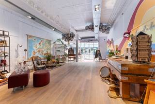 In het begin van de Noordstraat vinden we deze centraal gelegen handelsruimte van 367m² met berging en garages (204m²)<br /><br />De centrale ligging nabij de winkelstsraat, Grote Markt en station zorgt voor een uitstekende bereikbaarheid en visibiliteit!<br /><br />Deze handelsruimte is ook te koop. Het is tevens mogelijk om de naastgelegen handelsruimte of appartementen erboven bij te kopen in geheel op apart.<br />Is je interesse gewekt? Geef ons een seintje voor een bezoek!