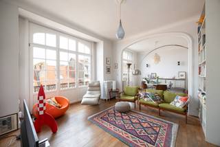 Do you dream of a bright apartment with a spacious layout? Then this charming apartment on the Rue du Charme in the municipality of Vorst is absolutely worth discovering. The apartment is located on the 3rd floor of a well-maintained and characterful building from 1928, accessible via the elevator. The authentic elements of the building create a timeless appearance and give the whole property extra character, both inside and out.

Upon entering, you immediately feel the warmth and homeliness of this apartment. The beautiful wooden plank flooring flows seamlessly through all rooms and enhances the cozy character. The bright living space offers an open view of the city and ample room for a seating area and dining area, with a pleasant indoor-outdoor experience thanks to the large windows. The eat-in kitchen is equipped with high-quality appliances and a cozy dining area. Furthermore, there are three full-sized bedrooms, a stylish bathroom with a bathtub and walk-in shower, a separate guest toilet, and a private cellar storage unit.

The costs amount to €200 per month and include personal water and gas consumption (via calorimeters on the radiators), the block insurance policy, and electricity consumption for the common areas. Furthermore, the building has a separate meter for electricity.

Urban planning information requested.

For more information or a free valuation of your property, you can fill out a request on our website or call 03/345.88.99.