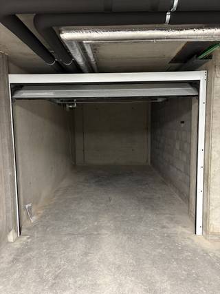 In de ondergrondse kelderverdieping van residentie Beuk te Sint-Michiels, bevinden zich deze afgesloten garageboxen.<br /><br />De garages omvatten :<br /><br />- automatische sectionale poort<br />- schakelaar + lichtpunt<br />- stopcontact<br /><br />Prijzen vanaf 26.000 euro (excl. kosten).<br /><br />Oppervlaktes vanaf 15 m².<br /><br />Voor meer info : 0470 50 50 50 - info@futurimmo.be
