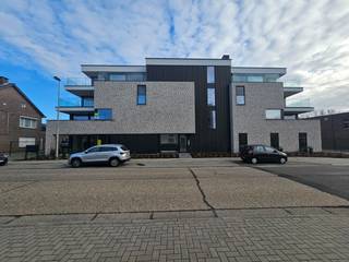 Modern appartement met zeer ruim terras op de eerste verdieping.Zeer centrale ligging, in Opgrimbie en in de nabijheid van het winkelcentrum M2, de...