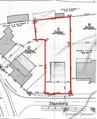 <h2><span>Moderne nieuwbouwwoning met 4 slaapkamers in Aarschot</span></h2><p><span>Bent u op zoek naar een ruime, energiezuinige gezinswoning die u volledig naar uw eigen smaak kunt afwerken? Dan is deze nieuwbouwwoning in Aarschot de ideale keuze. Met haar tijdloze architectuur, hoogwaardige afwerking en duurzame technieken biedt deze woning alle comfort voor het moderne gezinsleven.</span></p><p><span>De woning beschikt over een doordachte indeling met vier volwaardige slaapkamers, waardoor er voldoende ruimte is voor een groot gezin, een thuisbureau of hobbykamer. De stijlvolle badkamer is uitgerust met een ligbad, inloopdouche, dubbele lavabo met kolomkast en spiegel, zodat u dagelijks kunt genieten van optimaal comfort. Daarnaast zijn er twee hangtoiletten, waarvan één voorzien is van een handwasser.</span></p><p><span>Bij de afwerking krijgt u de mogelijkheid om de woning volledig naar uw eigen wensen te personaliseren. U kiest uit een uitgebreid aanbod van ongeveer 25 gevelstenen en vloeren, terwijl de buitenschrijnwerken worden uitgevoerd in driedubbele beglazing met keuze uit 20 kleuren voor de buitenzijde van de raamprofielen.</span></p><p><span>Ook op technisch vlak voldoet deze woning aan de hoogste normen. Zo wordt ze uitgerust met een Daikin warmtepomp, vloerverwarming, 10 zonnepanelen en een uitstekend geïsoleerde buitenschil met 12 cm muurisolatie, 12 cm vloerisolatie en 22 cm dakisolatie. Dit resulteert in een aangenaam wooncomfort en een bijzonder energiezuinige woning, klaar voor de toekomst.</span></p><p><span>De moderne keuken wordt volledig ingericht en voorzien van kwalitatieve toestellen van Whirlpool of Siemens, zodat u kunt genieten van een stijlvolle en praktische leefruimte waar koken en samenzijn centraal staan.</span></p><p><span>Dankzij de gunstige ligging combineert deze woning een rustige woonomgeving met een uitstekende bereikbaarheid. Scholen, winkels, openbaar vervoer en belangrijke invalswegen bevinden zich op korte afstand, waardoor u geniet van een ideale ligging voor het hele gezin.</span></p><p><span>Deze nieuwbouwwoning vormt de perfecte combinatie van ruimte, kwaliteit en duurzaamheid. Dankzij de hoogwaardige afwerking, de ruime keuzemogelijkheden en de energiezuinige technieken creëert u een comfortabele thuis die volledig aansluit bij uw persoonlijke woonwensen.</span></p><p><span> </span></p><p><span>Deze woning is ook beschikbaar in RWWD(= Ruwbouwwindicht) + bouwgrond inclusief voor 320.615 euro</span></p><p><span> </span></p><p><span>De prijzen zijn exclusief alle kosten: BTW, registratie,..</span></p>