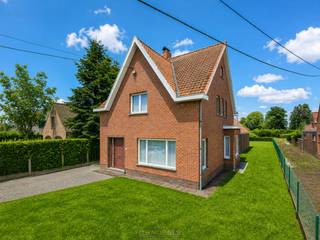 RUIME OPEN BEBOUWING met RENOVATIEPOTENTIEEL op een VLOT BEREIKBARE LOCATIE in Deinze, gelegen op een MOOI PERCEEL van ca. 996 m² e. Deze te...
