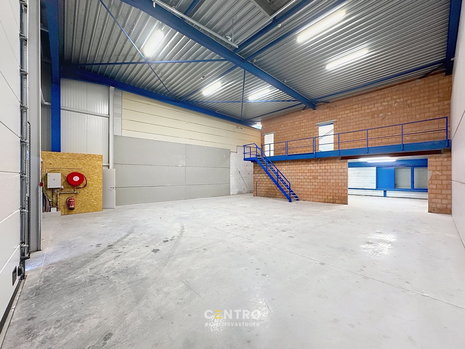 NB KMO-UNIT (238.65m²) met mezzanine (74.37m²) te koop met 2 private parkeerplaatsen voor de deur, elektrische sectionaalpoort en sanitair blok op industriezone "Herdersbrug" te 8000 Brugge - foto 4