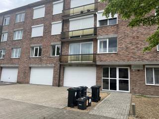 <p>De wijk Koekoek staat bekend om haar rustige en aangename ligging, terwijl u toch overal dichtbij bent. Bovendien bevindt het appartement zich in een aangename woonomgeving.<br /><br />De inkomhal op het gelijkvloers geeft toegang tot het appartement op de eerste verdieping via de trap of de lift.<br />Bij het betreden van het appartement komt u terecht in een inkomhal, waar er voldoende ruimte is voor een vestiaire . Van hieruit bereikt u de ruime en lichtrijke leefruimte.<br />Aansluitend bevindt zich de geïnstalleerde keuken, die praktisch is ingericht en beschikt over aansluitingen voor een wasmachine, droogkast en vaatwasser.<br />Achteraan het appartement bevindt zich een nachthal die toegang biedt tot het aparte toilet, twee slaapkamers en de badkamer. De badkamer is uitgerust met een dubbele lavabo en een ligbad met douchecombinatie.<br /><br />Belangrijke informatie:<br />-inpandige garage mee aan te huren voor 75 euro per maand.<br />-Maandelijkse kosten: 50 euro per maand voor, onderhoud, lift, syndicus,...<br />-verwarming op elektriciteit <br /><br />EPC: B - 198 kWH/M²/JAAR Huurwaarborg: 3 maanden via Korfine - Plaatsbeschrijving intrede: 225 euro incl. BTW per partij</p>