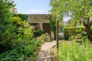 <p>Te koop: goedgelegen woning met grote zongerichte tuin en ruime garage op een perceel van 842m²!<br /><br />Deze zeer degelijke en goed onderhouden woning is ideaal gelegen op fietsafstand van het centrum (winkels, scholen, ziekenhuis en stadsdiensten) met een vlotte verbinding naar de autosnelweg. Achteraan beschikt het pand over een ruime garage en parkeerplaats, makkelijk bereikbaar via een achterliggende weg.<br /><br />Indeling:<br />Op het gelijkvloers bevinden zich de inkomhal, ruime leefruimte, keuken, apart toilet, badkamer en kelder met gewelven. De eerste verdieping omvat de nachthal en 3 slaapkamers. Daarnaast is er een ruime zolder aanwezig. <br />In de grote, volledig omheinde en zongerichte tuin staan ook nog een tuinhuis en tuinberging. <br /><br />Troeven:<br />- vlakbij centrum Waregem en belangrijke invalswegen<br />- groot stuk grond<br />- uitweg langsachter<br />- veel potentieel<br /><br />Voor wie is dit ideaal?<br />Ideaal voor gezinnen of handige kopers die op zoek zijn naar een stevige woning met veel ruimte, een uitzonderlijk groot perceel en een praktische bereikbaarheid, met alle voorzieningen in de buurt.<br /><br />Te koop via Immo Beguin, jouw vastgoedexpert sinds 2009, met kantoren in Ronse, Waregem, Kortrijk, Deinze, Doornik en Lessines.<br />Bezoek na afspraak via: charlotte@immobeguin.be</p>