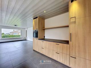 Gerenoveerde woning met 2 ruime slpks (Extra slaapkamers mogelijk), ruime garage en verzorgde tuin met een fantastisch UITZICHT!<br /><br /><strong>INDELING:</strong><br /><u><em><strong>Gelijkvloers:</strong></em></u><br />Ruime inkomhal - lichtrijke living - volledig ingerichte recente keuken (O.a. met keramisch fornuis, dampkap, dubbele spoelbak, oven, frigo én vaatwasmachine) - ruime wasplaats/ Er kan eventueel nog een 3de slaapkamer gecreëerd worden) - afzonderlijk gastentoilet (met lavabo) - badkamer (O.a. met lavabomeubel, hangtoilet én inloopdouche) - 2 ruime slaapkamers - grote oprit (4 auto's mogelijk) - ruime garage (Circa 40m2, met automatische sectionale poort) - volledig aangelegde tuin met 2 ruime zonneterrassen.<br /><br /><em><u><strong>Eerste verdieping:</strong></u></em><br />Ruime geïsoleerde zolder (Circa 50m2 / Extra slaapkamers mogelijk).<br /><br /><u><strong>Opmerkingen:</strong></u><br />- NIEUWE vloeren<br />- Elektriciteit vernieuwd.<br />- RECENTE keuken (°2024).<br />- RECENTE badkamer.<br />- NIEUWE ramen (PVC)!<br />- Overal DUBBELE beglazing.<br />- Overal ROLLUIKEN aanwezig!<br />- Dakisolatie aanwezig.<br />- Spouwmuren geïsoleerd!<br />- 2 Regenwaterputten aanwezig.<br />- Alle voorzieningen voor gescheiden rioleringsstelsel.<br /><br />GELIJKVLOERS wonen mogelijk! Aarzel zeker niet om ons te contacteren voor verdere info en/of om een bezoek te brengen aan deze LEUKE woning: 050/70.01.02 - info@centro.be.