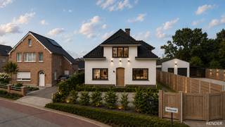 <p>Deze open bebouwing is gelegen in een rustige en gegeerde omgeving en geniet van een uitstekende bereikbaarheid. Winkels, scholen en andere dagelijkse voorzieningen bevinden zich in de nabije omgeving, terwijl ook de autosnelweg op slechts enkele minuten bereikbaar is. Bovendien bevinden de gezellige zomerbars aan het kanaal en Kasteel Terlamen zich op wandelafstand.</p>
<p>Bij het betreden van de woning komt u terecht in de inkomhal, die toegang biedt tot de ruime en lichtrijke woonkamer. Rechts van de inkomhal bevindt zich een extra polyvalente kamer, ideaal als hobbyruimte, bureau of extra slaapkamer.</p>
<p>Verder bevinden zich op het gelijkvloers de keuken en een achterliggende bijbouw die bijkomende mogelijkheden biedt. Ook de praktische badkamer is hier gelegen en is uitgerust met een bad, douche, toilet en badkamermeubel met wastafel.</p>
<p>De eerste verdieping beschikt over drie slaapkamers en een toilet.</p>
<p>Buiten geniet u van een onderhoudsvriendelijke en volledig omheinde tuin, ideaal voor wie privacy en een praktische buitenruimte belangrijk vindt.</p>
<p>De woning dient energetisch gerenoveerd te worden, maar biedt hierdoor net heel wat mogelijkheden om ze volledig naar eigen smaak en hedendaagse woonnormen te moderniseren. Een interessante opportuniteit voor wie op zoek is naar een ruime woning met potentieel op een aantrekkelijke locatie.</p>
<p>Pluspunten:</p>
<p>- open bebouwing</p>
<p>- rustige ligging met vlotte bereikbaarheid</p>
<p>- op slechts enkele minuten van de autostrade</p>
<p>- badkamer op het gelijkvloers met bad en douche</p>
<p>- 4 slaapkamers</p>
<p>- tal van mogelijkheden na energetische renovatie</p>
<p>Maatregelen opgenomen in het Maatregelenregister: nee</p>
<p><span>Voor een bezichtiging ter plaatse of meer info, bel ons op 078/78.78.70, of kom gewoon binnen op ons kantoor, steeds welkom!</span></p>