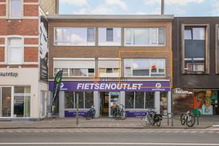 <p><span>Instapklaar en volledig gerenoveerd appartement op centrale ligging te Ekeren</span></p><p><span>Dit smaakvol gerenoveerde appartement is gelegen op de eerste verdieping van een kleinschalig gebouw zonder lift, op de Kapelsesteenweg 555 te Ekeren. Dankzij de centrale ligging geniet u hier van een vlotte bereikbaarheid en alle voorzieningen/openbaar vervoer binnen handbereik.</span></p><p><span>Bij het betreden van het appartement komt u in de inkomhal, waar praktische aansluitingen voorzien zijn voor een wasmachine. De zeer ruime leefruimte sluit aan op de open, ingerichte keuken. Deze is uitgerust met kwalitatieve toestellen, waaronder een vaatwasser, inductiekookplaat en combi-oven.</span></p><p><span>Aansluitend bevindt zich een ruime slaapkamer. Verder is er een modern ingerichte badkamer, uitgerust met een comfortabele douche, lavabo, toilet en praktische opbergkastjes. </span></p><p><span>Dankzij de doordachte indeling en de recente renovatie is dit appartement volledig instapklaar. </span></p><p><span>Ideaal voor alleenstaanden of koppels die op zoek zijn naar comfortabel en zorgeloos wonen.</span></p><p><span>Bovendien vormt dit appartement ook een uitstekende investering</span><span>, perfect geschikt voor verhuur dankzij de ligging, de compacte indeling en de hedendaagse afwerking.</span></p><p><span>Interesse? Plan vandaag nog uw bezoek!<br /><span>info@verlimmo.be</span></span><span>    03 658 95 58</span></p><p><span>*De vermelde bewoonbare oppervlakte is gebaseerd op de bruikbare vloeroppervlakte zoals vermeld in het EPC-verslag.</span></p><p><span> </span></p>