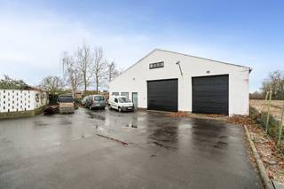 Te koop: ruime loods in Lebbeke, gelegen aan de Baasrodestraat, met uitstekende bereikbaarheid via openbaar vervoer en invalswegen. Dit veelzijdige...