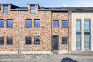 Deze nieuwe woning combineert landelijke charme met energiezuinig en comfortabel wonen. Gelegen op wandelafstand van het prachtige natuurdomein De Kevie en toch op slechts minuten rijden van het centrum van Tongeren, geniet je hier van de rust van het groen én de nabijheid van alle voorzieningen.<br /><br />Indeling<br /> x Gelijkvloers: ruime inkomhal met gastentoilet en vestiaire, open en lichtrijke leefruimte met grote raampartijen, open keuken, praktische berging en technische ruimte.<br /> x Eerste verdieping: twee grote slaapkamers, een volledig ingerichte badkamer en een apart toilet.<br /> x Tweede verdieping: twee extra slaapkamers, zolderruimte en een multifunctionele kamer die kan dienen als 5e slaapkamer, 2e badkamer of hobbyruimte.<br /><br />Troeven van deze woning<br /> x Bijna-energieneutraal (BEN): E-peil lager dan E30, mogelijk zelfs E20, dankzij hoogwaardige isolatie, vloerverwarming, warmtepomp en zonnepanelen.<br /> x Hoogwaardige afwerking: hoogrendementsbeglazing, ventilatiesysteem type D en vloerverwarming.<br /> x Fiscaal voordeel: bij een E-peil van E30 geniet je 5 jaar lang 50% vrijstelling van onroerende voorheffing, bij E20 zelfs 100% vrijstelling.<br /> x Eigen tuin en parkeerplaats met zelfs mogelijkheid tot bijbouwen garage/ carport.<br /><br />Prijsinformatie<br /> x Verkoopprijs: €349.900<br /> x Grondwaarde: €75.000 (+12% registratierechten)<br /> x Constructiewaarde: €274.900 (+21% btw)<br /> x Totaal inclusief registratie en btw: €416.629<br /><br />Ben je op zoek naar een energiezuinige woning met een tijdloze, landelijke uitstraling en een topligging vlak bij de natuur en het stadscentrum?<br />Plan dan snel een bezoek via 012 23 00 23 of mail naar dries@immo-leroi.be.