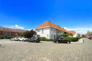 Deze woning is rustig gelegen in het centrum met in de onmiddellijke omgeving winkels, openbaar vervoer en op wandelafstand van de zee.<br /><br />Deze hoekwoning met heel veel mogelijkheden heeft volgende indeling: <br />Voortuin, hall, toilet, kelderberging, lichtrijke leefruimte met zithoek, ingerichte keuken met toegang tot terras en tuin, achterliggend een grote diepe garage met automatische poort.<br />Op de verdieping 3 slaapkamers, badkamer en een zolder.<br />Mooi aanbod.<br /><br />Info en bezoek bel Andries De Leyn 0472 53 66 09