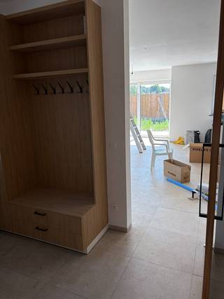 Op zoek naar een<strong> moderne, energiezuinige woning</strong> in Ertvelde? Dan is deze prachtig afgewerkte halfopen bebouwing zeker een bezoek waard. Bij het binnenkomen wordt u verwelkomd in een ruime<strong> inkomhal </strong>met een <strong>apart gastentoilet</strong>. De <strong>lichtrijke leefruimte </strong>loopt over in de moderne, <strong>volledig ingebouwde open keuken</strong> met een gezellig keukeneiland. Aansluitend bevinden zich de<strong> praktische wasplaats </strong>met achterinkom en de <strong>inpandige ruime garage</strong>. Via de leefruimte bereikt u het <strong>zonnige terras </strong>en de<strong> aangename tuin</strong>, waar u in alle rust kunt genieten.<br />Op de verdieping vindt u <strong>drie volwaardige slaapkamers</strong>, waarvan één is uitgerust met een<strong> ingebouwde dressing</strong>. De stijlvolle badkamer beschikt zowel over een <strong>inloopdouche als een ligbad</strong>, ideaal voor elk moment van de dag. Daarnaast is er boven ook nog een<strong> apart toilet </strong>en een <strong>technische berging</strong>.<br />Deze woning blinkt niet alleen uit in afwerking, maar ook in energiezuinigheid. Dankzij de vloerverwarming in combinatie met een warmtepomp en de zonnepanelen geniet u van een aangenaam <strong>wooncomfort én lagere energiekosten</strong>.<br />Kortom, een <strong>eigentijdse woning </strong>waar u zich meteen thuis voelt.<br />De woning is vrij per <strong>1 oktober 2026. </strong>De tuin wordt nog volledig afgewerkt en de woning wordt volledig geschilderd.<br />Interesse? Neem gerust contact op met Vastgoed Minnaert via <strong>09 330 61 04 </strong>of<strong> info@vastgoedminnaert.be</strong> voor meer informatie of een bezoek.