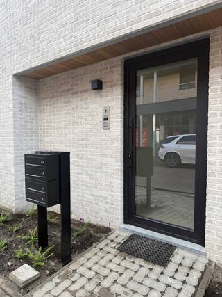 <p>Dit stijlvolle duplex appartement maakt deel uit van een kleinschalige residentie en combineert hedendaags comfort met een warme, tijdloze afwerking waarbij gewerkt werd met duurzame en kwalitatieve materialen.<br /><br />Indeling: inkomhal, lichtrijke leefruimte met open keuken, berging, drie volwaardige slaapkamers, apart toilet en een prachtige badkamer met inloopdouche en ligbad.<br /><br />Vanuit de leefruimte heb je toegang tot het terras.<br /><br />Verder beschikt het appartement over een autostaanplaats en een aparte berging.<br /><br />Het appartement is gebouwd met de nieuwste technieken (warmtepomp, ventilatiesysteem type D, vloerverwarming, individuele zonnepanelen,…) en kan terugvallen op een gunstig E-peil (20).<br /><br />Verkoop met opsplitsing van BTW- en registratierechten.<br /><br />Contacteer ons kantoor voor meer info of een bezoek ter plaatse via 0472/533.946 of mail info@immo-b.be!</p>