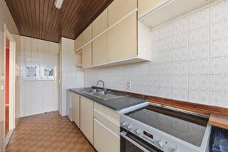 <p><span> </span></p><p><span>Op zoek naar een ruim appartement met een prachtig uitzicht én mogelijkheden om er helemaal je eigen plek van te maken? Dan is dit appartement op de 16de verdieping iets voor jou! Je krijgt er een grote, lichtrijke leefruimte, een slaapkamer, een heerlijk terras van 14 m² en een gunstig EPC B bij. Bovendien woon je hier vlakbij het Rivierenhof, met winkels en openbaar vervoer voor de deur.</span></p><p><span> </span></p><p><span>Met de lift zoef je naar de 16de verdieping, waar je het appartement binnenstapt in de inkomhal met een handige ingemaakte vestiairekast. Van hieruit wandel je door naar de grote leefruimte, waar meteen het prachtige uitzicht en de overvloed aan licht opvallen.</span></p><p><span> </span></p><p><span>Riante leefruimte met een uitzicht om bij weg te dromen</span></p><p><span>De woonkamer is met haar ca. 40 m² lekker ruim en heeft een mooie, doorlopende blokjesparket die voor een warme toets zorgt. Dankzij de grote raampartijen geniet je hier van heel wat natuurlijk licht en een indrukwekkend panorama over de groene omgeving. Plaats genoeg voor een grote zithoek, een gezellige eettafel én eventueel nog een bureauhoek. De houten plafondbekleding geeft een deel van de ruimte bovendien een leuke retrotoets. Oorspronkelijk telde het appartement twee slaapkamers, maar door één kamer bij de leefruimte te betrekken, werd die een pak groter. Wil je liever opnieuw twee slaapkamers? Dan kun je de oorspronkelijke indeling herstellen.</span></p><p><span>Links van de woonkamer vind je de aparte keuken, die aan vernieuwing toe is. Ze heeft een tegelvloer, beige keukenkasten, een dubbele spoelbak, koelkast en een fornuis met kookvuur en oven. Ook hier heb je een groot raam met een fantastisch uitzicht. Een ideale plek om op termijn een nieuwe keuken naar eigen smaak te installeren.</span></p><p><span> </span></p><p><span>Wakker worden met een panoramisch uitzicht</span></p><p><span>De slaapkamer ligt naast de leefruimte en heeft dezelfde warme blokjesparket. Ook hier zorgen de grote ramen voor veel licht en een prachtig zicht op het groen. Via de glazen deur stap je bovendien rechtstreeks het terras op. En dat terras is met zijn 14 m² een absolute troef! Het strekt zich uit over de volledige breedte van het appartement en is zowel vanuit de woonkamer als vanuit de slaapkamer toegankelijk. Een zalige plek om een gezellig zithoekje in te richten, wat planten te zetten en op grote hoogte te genieten van het weidse uitzicht.</span></p><p><span>De badkamer is, net als de keuken, wat gedateerd en heeft een ligbad met douche, een wit lavabomeubel met lades en een spiegelkast. Het toilet bevindt zich apart in de gang. Verder is er nog een handige berging in het appartement en een privékelderberging.</span></p><p><span> </span></p><p><span>Groen, winkels en openbaar vervoer vlakbij</span></p><p><span>Je woont hier op een centrale locatie aan de Turnhoutsebaan in Borgerhout, net buiten de stad en vlakbij Deurne-Zuid. Met het prachtige Rivierenhof en Park Groot Schijn in de buurt heb je heel wat groen binnen handbereik. Ideaal om te wandelen, joggen, fietsen of gewoon even uit te waaien. Ook op praktisch vlak zit je hier goed: winkels, supermarkten en andere voorzieningen zijn vlakbij en de tram stopt pal voor de deur. Met de Ring en verschillende grote invalswegen in de buurt ben je bovendien vlot onderweg, zowel richting Antwerpen-centrum als buiten de stad.</span></p><p><span> </span></p><p><span> </span></p>