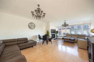 <p><span>Op zoek naar een ruim appartement dat meteen goed zit? Op de tweede verdieping van een verzorgd gebouw wacht een lichte thuis met drie slaapkamers, een vernieuwde keuken en badkamer, een oostgericht terras én een garagebox dat verplicht aan te kopen is aan €25.000, . Je woont bovendien vlak bij het Krugerplein, met leuke adressen en openbaar vervoer op wandelafstand.</span></p><p><span>Licht, ruimte & een vleugje karakter</span></p><p><span>Via de veiligheidsdeur stap je een royale inkomhal van ca.14 m² binnen, met een ingemaakte vestiaire. De laminaatvloer loopt door naar de woonkamer, waar 33 m² leefruimte en veel ramen voor een open, luchtig gevoel zorgen. De westgerichte oriëntatie haalt in de namiddag mooi licht naar binnen. De authentieke schouw kreeg een frisse update met een elektrische sfeerhaard: een charmant detail dat de kamer net wat meer karakter geeft.</span></p><p><span>De aparte keuken werd in 2026 gerenoveerd en is strak uitgewerkt met greeploze kasten en veel handige schuiven. Koken doe je op inductie, met een heteluchtoven, microgolfoven, dampkap en vaatwasser binnen handbereik. Een grote koelkast en diepvriezer, ruime spoelbak en ingebouwde spotjes maken het geheel compleet.</span></p><p><span>Ook de badkamer werd in 2026 vernieuwd. Hier krijg je een ruime inloopdouche, breed lavabomeubel, spiegelkasten, handdoekradiator en toilet. De aansluiting voor de wasmachine zit netjes weggewerkt in een omkasting. Er is nog een tweede apart toilet voorzien van een lavabo.</span></p><p><span> </span></p><p><span>Drie slaapkamers & buitenruimte</span></p><p><span>Met drie slaapkamers is er plaats voor een gezin, een royaal thuiskantoor of een combinatie van slapen, werken en hobby. Aan de oostzijde ligt het terras, een fijne plek om de dag in de ochtendzon te starten met uitzicht op de gemeenschappelijke tuin. In de kelder hoort bovendien een droge berging van ca. 4 m² bij het appartement. De verplicht aan te kopen garagebox bevindt zich op -2.</span></p><p><span> </span></p><p><span>Borgerhout op z’n gezelligst</span></p><p><span>Hier woon je midden in een levendig stukje Borgerhout. Het Krugerplein ligt vlakbij, met adressen als Bar Leon, Frituur Tina en Borgo Gelato in de buurt. Ook rond het Vinçotteplein, de Kattenberg en het Laar vind je horeca en ontmoetingsplekken, terwijl De Roma en Rataplan nooit ver weg zijn. Voor dagelijkse boodschappen, tram en bus hoef je evenmin ver. Een buurt met veel leven, maar tegelijk alles praktisch dichtbij.</span></p>