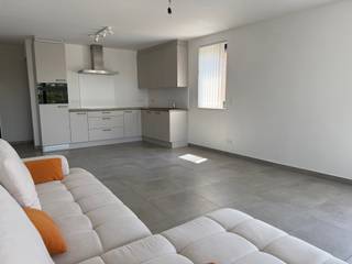 <p><strong>Ruim en energiezuinig appartement te huur – onmiddellijk beschikbaar</strong></p>
<p>Modern appartement van <strong>100 m²</strong> met <strong>2 slaapkamers</strong> en een <strong>zonnig terras van 10 m²</strong>. Dankzij <strong>EPC-label A</strong> en <strong>zonnepanelen</strong> geniet u van een energiezuinige woning met lage energiekosten.</p>
<p>De moderne keuken is volledig uitgerust met een <strong>inductiekookplaat, vaatwasser en combi-oven</strong>. De badkamer beschikt over een <strong>inloopdouche en dubbel lavabomeubel</strong>. Daarnaast zijn er zowel een <strong>toilet in de badkamer</strong> als een <strong>apart gastentoilet</strong>.</p>
<p>Extra troeven:</p>
<ul>
<li>
<p>Berging met aansluiting voor wasmachine</p>
</li>
<li>
<p>Ventilatiesysteem</p>
</li>
<li>
<p>Lamellen voorzien in het volledige appartement</p>
</li>
<li>
<p>Gemeenschappelijke gangen worden <strong>tweewekelijks gepoetst</strong></p>
</li>
</ul>
<p><strong>Huurprijs:</strong> € 975/maand + € 50 gemeenschappelijke kosten<br /><strong>Huurwaarborg:</strong> 3 maanden<br /><strong>Onmiddellijk beschikbaar</strong></p>
<p>Interesse? Neem gerust contact op voor meer informatie of een bezoek.</p>
