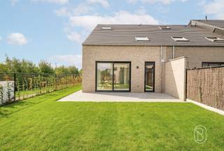Cette maison récente aux finitions haut de gamme bénéficie d'un emplacement privilégié à 't Hoge. Découvrez cette maison semi-ouverte, prête à emménager et de construction récente, qui allie à la perfection espace, lumière et confort.Au rez-de-chaussée, le vaste hall d'entrée avec toilettes séparées pour les invités vous accueille dans la maison. Le salon lumineux, doté d'une cuisine ouverte et entièrement équipée, constitue le cœur de la maison et offre un accès agréable au jardin. À proximité se trouve un débarras pratique.Le premier étage comprend 3 chambres spacieuses, des toilettes séparées et une salle de bains entièrement équipée. Au deuxième étage, vous trouverez une pièce polyvalente pouvant parfaitement servir de 4e chambre, de bureau ou de salle de loisirs.À l'extérieur, vous profiterez d'un joli jardin et la maison dispose également d'un garage.Une maison familiale idéale pour ceux qui recherchent un confort de vie contemporain, de l’espace et un agencement pratique !La maison est vendue sous ENREGISTREMENT !Pour plus d’informations ou pour planifier votre visite, rendez-vous sur denis@immobeguin.be ou www.immobeguin.be
