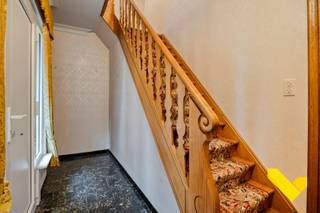 <p>Te renoveren halfopen bebouwing op een centrale en rustige ligging, Mol-Ezaart<br /><br />Deze halfopen bebouwing is gelegen in een rustige woonstraat te Mol en biedt een uitstekende basis voor wie op zoek is naar een renovatieproject met potentieel. De woning beschikt over een solide structuur en een functionele indeling, waardoor ze tal van mogelijkheden biedt om naar eigen smaak en noden te worden ingericht.</p>
<p>De ligging in de Klaverstraat combineert een rustige woonomgeving met een vlotte bereikbaarheid van het centrum van Mol, scholen, winkels en openbaar vervoer.<br />De woning is tevens te bereiken via een servitudeweg vanuit de Maaistraat.</p>
<p>Deze woning is ideaal voor handige doe-het-zelvers, investeerders of gezinnen die hun eigen thuis willen creëren via renovatie.</p>