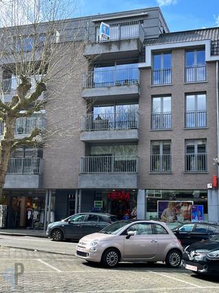 Vul eerst de KANDIDATUURFICHE volledig in door te klikken op volgende link https://ppvastgoed.be/nl/kandidatuurfiche ! Dan pas kan een bezoek ingepland worden. In het centrum van Zottegem bevindt zich op de 4<sup>de</sup> verdieping dit instapklaar appartement. Het omvat een ruime lichtrijke woonkamer met geïntegreerde keuken voorzien van alle modern comfort, apart toilet, bergruimte met aansluiting voor wasmachine, badkamer met inloopdouche, 1 slaapkamer voorzien van dressing, 2 terrassen en overdekte veranda. Het appartement afgewerkt met kwaliteitsvolle materialen. Beschikbaar van 01/06/2026. De huurprijs: €820 + €50 gemeenschappelijke kosten (provisie) + mogelijkheid tot huren van een autostaanplaats (€45/maand). Het gebouw is voorzien van een lift. Tevens is er zonnewering voorzien.