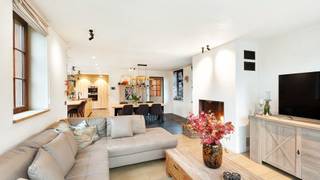 Vrijstaande villa, recent gebouwd tussen 2021-2023, gelegen aan de rand van een kleine verkaveling, rustig en groen gelegen in het mooie...