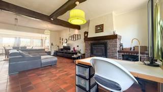 Bij ImmoFusion 7/7 “open huis” : klik op onze 3D-TOUR.<br />Ervaar vastgoed alsof je er zelf doorloopt!<br /><br />Stap binnen in deze bijzonder ruime woning, gelegen aan de Kortenbosstraat 1 in Sint-Truiden. Met maar liefst 6 slaapkamers, een inpandige garage, een ruime landelijke keuken, een bijzonder grote leefruimte en een perceel van maar liefst 36a 70ca biedt deze eigendom een uitzonderlijke hoeveelheid ruimte en mogelijkheden. De combinatie van het ruime perceel, de aanwezige paardenstallen, fruitbomen, serre en het losstaande zwembad maakt dit bovendien een bijzonder interessante eigendom voor wie houdt van ruimte, groen en landelijk wonen.<br /><br />Bij binnenkomst word je verwelkomd in de ruime inkomhal. Hier bevindt zich een gastentoilet en heb je meteen toegang tot verschillende ruimtes van de woning. Aan de rechterzijde van de inkomhal vinden we de living, terwijl je rechtdoor verdergaat richting de keuken. De houten balken in de woning zorgen hierbij voor een karaktervolle uitstraling en vormen een mooie structurele toets doorheen het geheel.<br /><br />De woning beschikt over een enorme woonkamer waar ruimte en gezelligheid centraal staan. De aanwezige pelletkachel en inbouwhaard zorgen tijdens de koudere maanden voor extra warmte en sfeer.<br /><br />Centraal in de woning vinden we de leuke, nieuwe landelijke keuken. Deze vormt een aangename verbinding tussen de verschillende leefruimtes en biedt dankzij haar ligging een bijzonder praktische basis voor het dagelijkse gezinsleven. Vanuit de keuken kan je eveneens naar de ruime living en woonkamer.<br /><br />Op het gelijkvloers bevindt zich verder de badkamer, uitgerust met een douche, bad, toilet en lavabo. Een extra troef is dat de badkamer via twee afzonderlijke deuren bereikbaar is, wat zorgt voor een praktische circulatie binnen de woning.<br /><br />Vanuit de gang bereik je eveneens de eerste twee slaapkamers, de berging/wasplaats en de inpandige garage. De garage zorgt niet alleen voor een veilige plaats voor de wagen, maar biedt dankzij de rechtstreekse aansluiting met de woning ook extra comfort in het dagelijkse gebruik.<br /><br />Op de bovenverdieping bevinden zich nog vier bijkomende kamers. Deze ruimtes kunnen, afhankelijk van de noden van de nieuwe bewoners, ingericht worden als slaapkamers, hobbykamers, bureau, speelruimte of dressing. Hierdoor beschikt de woning over maar liefst 6 slaapkamers en is er bijzonder veel flexibiliteit voor een groot gezin, thuiswerkers of wie graag extra ruimte ter beschikking heeft. Op deze verdieping is bovendien nog een afzonderlijk toilet aanwezig.<br /><br />Ook buiten heeft deze eigendom heel wat te bieden. Het perceel is maar liefst 36a 70ca groot en biedt hierdoor een zee aan ruimte. Momenteel zijn er paarden aanwezig en op het perceel bevinden zich 2 paardenstallen en een opslagplaats voor hooi, waardoor de woning bijzonder interessant is voor paardenliefhebbers of wie droomt van een eigen plek voor dieren.<br /><br />Verspreid over het perceel zijn eveneens fruitbomen aanwezig en er is een serre voorzien, ideaal voor wie graag zelf groenten, kruiden of andere gewassen kweekt. Daarnaast staat er momenteel een losstaand zwembad dat eventueel kan blijven staan en tijdens de zomermaanden voor de nodige ontspanning kan zorgen.<br /><br />Pluspunten:<br />- Ruime woning met maar liefst 6 slaapkamers<br />- Perceel van maar liefst 36a 70ca<br />- Zeer grote woonkamer<br />- Leuke, nieuwe landelijke keuken<br />- Badkamer op het gelijkvloers<br />- Inpandige garage<br />- Karaktervolle houten balken<br />- 17 zonnepanelen<br />- Paardenstallen aanwezig<br />- Losstaand zwembad dat kan blijven staan<br />- Zeer ruime buitenomgeving met tal van mogelijkheden<br />- Landelijke uitstraling<br /><br />Voor een bezichtiging ter plaatse of meer info, bel ons op 078/78.78.70, of kom gewoon binnen op ons kantoor, steeds welkom!