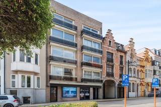 <p><strong>Te koop: Handelsruimte in Middelkerke, gelegen in residentie L'Aube.</strong><br /><br /> </p>
<p>Deze handelsruimte op het gelijkvloers van residentie L'Aube biedt een unieke opportuniteit in het bruisende centrum van Middelkerke-bad. Dankzij de uitstekende ligging is dit pand ideaal als stockageruimte voor zelfstandigen, handelaars of investeerders die op zoek zijn naar een praktische en vlot bereikbare opslagplaats. Momenteel wordt de ruimte ook effectief als stockage gebruikt.<br /><br /> </p>
<p>Het pand beschikt over een ruime gelijkvloerse handelsruimte en een grote kelder, samen goed voor bijna 150 m² aan opslagruimte. Daarnaast biedt het eigendom een interessant herbestemmingspotentieel: mits goedkeuring van de VME en de gemeente kan het worden omgevormd tot een ruim appartement met twee slaapkamers.<br /><br /> </p>
<p>Een bijkomende troef is dat het gelijkvloers, conform de basisakte, niet bijdraagt aan de syndickosten. Enkel voor de kelder zijn syndickosten verschuldigd.<br /><br /> </p>
<p>• Gelijkvloerse handelsruimte met ruime kelder, samen bijna 150 m²<br />• Centrale ligging in het hart van Middelkerke-bad, ideaal als opslagruimte<br />• Mogelijkheid tot omvorming naar een appartement met 2 slaapkamers (mits goedkeuring)</p>
<p><br /><br /><strong>Troeven:</strong><br />• Gelegen in residentie L'Aube, op een toplocatie in Middelkerke-bad<br />• Gelijkvloers vrijgesteld van syndickosten volgens de basisakte<br />• Veel opslagruimte en interessant herbestemmingspotentieel<br /><br /> </p>
<p>Neem vandaag nog contact op met Liam voor meer informatie of een bezoek.<br /><br /> </p>
<p><strong>JOUW DROOMHANDELSPAND. ZO GEVONDEN!</strong></p>