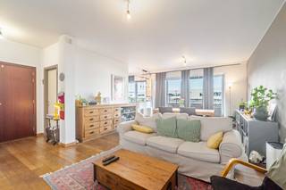 <strong>--- NIEUW --- Gunstig gelegen lichtrijk appartement met 2 slaapkamers.</strong><br /><br />Lichtrijk appartement (±104m²) op wandelafstand van de treinstations Vorst-Zuid &amp; Vorst-Noord.<br />De appartement heeft door zijn grote glaspartijen veel lichtinval. Dit zowel in de leefruimte, keuken als in de slaapkamers.<br /><br /><strong>Indeling;</strong><br />- Ruime inkomhal<br />- Leefruime<br />- Open keuken<br />- Badkamer met ligbad<br />- Douchekamer<br />- 2 slaapkamers<br />- Bergruimte<br />- Balkon/terras<br />- Afzonderlijk toilet<br /><br /><strong>Bijkomende troeven;</strong><br />Het appartement is zeer vlot bereikbaar gelegen. Alle nodige voorzieningen zijn in de directe nabijheid terug te vinden, zoals winkels, scholen, openbaar vervoer, ,... <br /><br />- Instapklaar (starters-)appartement (zowel geschikt voor eigen bewoning als voor verhuur).<br />- CV op aardgas met een individuele verwarmingsketel op aardgas.<br />- Grote glaspartijen waardoor er veel lichtinval is.<br />- Afzonderlijke tellers voor elektriciteit, gas en water.<br />- Gemeenschappelijke fietsenstalling in het gebouw.<br /><br /><strong>De verkoopdocumenten zijn ter inzage via: https://vastgoedspruyt.sharepoint.com/:f:/g/IgBWXnt8VbbwQZlr-gL11TPPASUpwWV2QzW3JEvYKbdFdX0?e=ulxSgU<br /><br />VRAAGPRIJS: €319.000,-<br />Interesse in deze unieke opportuniteit?<br />📞 Contacteer Michel Spruyt via 09/311.89.90<br />🌐 Of vraag uw bezoek aan via www.vastgoedspruyt.be</strong><br /><br /><strong>EPC/PEB C-label (129kWh/m²) - Vg-Gvv-Wg-Vkr-Gmo.</strong><br /><br /><strong>Vg-Gvv-Wg-Vkr-Gmo.<br /><br />---<br /><br />--- NOUVEAU --- Appartement lumineux de 2 chambres, idéalement situé.</strong><br /><br />Appartement lumineux (±104 m²) situé à distance de marche des gares de Forest-Midi et Forest-Est.<br />Grâce à ses grandes baies vitrées, l'appartement bénéficie d'une excellente luminosité naturelle, tant dans le séjour et la cuisine que dans les chambres.<br /><br /><strong>Disposition :</strong><br />- Spacieux hall d'entrée<br />- Séjour<br />- Cuisine ouverte<br />- Salle de bains avec baignoire<br />- Salle de douche<br />- 2 chambres<br />- Espace de rangement<br />- Balcon/terrasse<br />- Toilette séparée<br /><br /><strong>Atouts supplémentaires :</strong><br />L'appartement bénéficie d'une situation particulièrement accessible. Toutes les commodités se trouvent à proximité immédiate : commerces, écoles, transports en commun, etc.<br /><br />- Appartement prêt à emménager, idéal pour un premier achat, tant pour une occupation personnelle que pour un investissement locatif.<br />- Chauffage central au gaz avec chaudière individuelle.<br />- Grandes baies vitrées offrant une belle luminosité naturelle.<br />- Compteurs individuels pour l'électricité, le gaz et l'eau.<br />- Local à vélos commun dans l'immeuble.<br /><br /><strong>Les documents relatifs à la vente peuvent être consultés via le lien suivant:<br />https://vastgoedspruyt.sharepoint.com/:f:/g/IgBWXnt8VbbwQZlr-gL11TPPASUpwWV2QzW3JEvYKbdFdX0?e=ulxSgU</strong><br /><br /><strong>PRIX DEMANDÉ : 319.000 €<br />Intéressé(e) par cette belle opportunité ?<br />📞 Contactez Michel Spruyt au 09/311.89.90<br />🌐 Ou demandez une visite via www.vastgoedspruyt.be<br /><br />PEB : classe C (129 kWh/m²/an)<br /><br />Vg-Gvv-Wg-Vkr-Gmo.</strong>