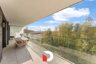 Dit luxueus en recent ('2016) hoekappartement voorzien van 2 ruime terrassen maakt deel uit van de gerenommeerde residentie "Lappersfort" op fietsafstand van hartje Brugge en het station en vlakbij winkels, openbaar vervoer, bezienswaardigheden, enz. <br /><br />Het omvangrijke appartement heeft een bewoonbare oppervlakte van maar liefst 155m² en beschikt over een ruime inkomhal met wc en vestiaire, een ontvangstruimte, leef -en eetruimte, volledig uitgeruste keuken met kookeiland en aansluitend een berging, slaapkamer 1 voorzien van een badkamer, slaapkamer 2 / bureau , slaapkamer 3 met badkamer en in de nachthal nog een aparte badkamer (douchekamer). Voorts beschikt het appartement over een terras vooraan (Oost) met een omvang van +/- 18 m² en een riant terras achteraan (West) met een omvang van +/- 28 m². Er bestaat de mogelijkheid om de dubbele (in de diepte) garagebox aan te kopen aan € 60.000,- (excl. kosten) aan te kopen in het ondergrondse complex. <br /><br />Vanwege het hoekaspect en de royale gevelbreedte geniet het appartement een overvloed van licht en een open / frontaal zicht op het water van het kanaal Brugge - Gent. <br /><br />Het appartement geniet een bijzonder duurzame en hoogwaardige afwerking voorzien van veel maatwerk, kwalitatieve materialen, inbouwspots, parketvloeren, vloerverwarming, enz.<br />Met een EPC van 79kWh (Label A) voldoet het appartement aan de energetische normen.<br /><br />Contacteer ons voor een bezoek aan dit mooie en instapklare luxe appartement: www.delbecque.immo