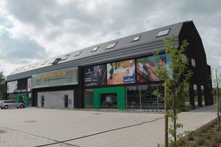 Au-dessus du magasin Thiry Paints se trouve ce très spacieux appartement en duplex avec une vue imprenable. Au premier étage, on accède par un...
