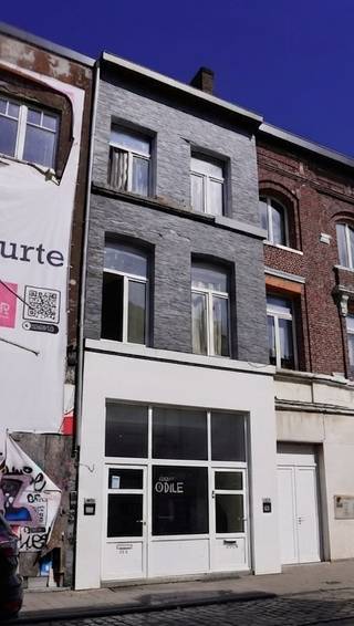 In de Dampoortstraat is er altijd volk en dit is ook de toegang vanuit het station tot de Gentse feesten, omzet gegarandeerd.<br />Momenteel is er een café op het glv, doch dit kan evengoed frituur worden, de afzuigbuis is er al; De 3 eerste foto's met grijze en rode stoelen is/was de huidige aankleding, de volgende 3 foto's zijn eventuele andere inrichtingen<br />Op de verdieping is er een ruime woning op 3 etages. Living, keuken, badkamer, (mogelijkheid tot terrasje achteraan, zie aanpassing raam tot deur achteraan), en telkens 2 ruime slpk (20 en 15 m²)op 2e en 3e, op zolder nog een mansardekamer van 12m². Het dak is recentelijk geheel vernieuwd & voldoende geïsoleerd. Opfrissen is wenselijk, nadien is dit terug een juweel van een woning.<br />Sinds lang verhuurd aan 1.350 beneden (maar kan vrij komen indien gewenst) en 1.200 boven. Meer inkomsten mogelijk mits opfrissing.2 x EGW. EPC C in 2018, EPC nog te maken maar met nieuw dak is dit zeker C of zelfs B.<br />5% opbrengst nu. Moet weg, prijs bespreekbaar