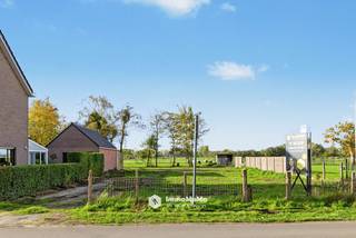 Ben je op zoek naar de ideale locatie om uw droomwoning te bouwen? Deze bouwgrond in Wachtebeke biedt een unieke combinatie van rust, ruimte en een uitstekende bereikbaarheid.<br /><br />Het perceel heeft een <strong>totale oppervlakte van 1.095 m²  </strong>waardoor er voldoende mogelijkheden zijn voor het realiseren van een ruime woning met tuin.<br />De grond is landelijk gelegen, maar toch zeer centraal. Op korte afstand vindt u het prachtige Provinciaal Domein Puyenbroeck, ideaal voor ontspanning, wandelen en fietsen. Daarnaast bevinden winkels, apotheek, dokter en het dorpscentrum zich vlakbij, wat zorgt voor extra comfort in het dagelijkse leven.<br /><br />Dankzij de vlotte verbindingen naar omliggende gemeenten en invalswegen combineert deze locatie het beste van twee werelden: rustig wonen in het groen met alle voorzieningen binnen handbereik. <br /><br />Indien er interesse is om de percelen te gaan bezichtigen neem dan graag contact op via nathalie@immomamo.be of bel naar <strong>0492/97.47.00</strong>
