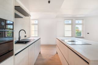 Gelegen in de voormalige Whitbread-fabriek bevindt zich dit smaakvol ingerichte appartement met twee slaapkamers en een privéterras. De volledige site werd grondig gerenoveerd, met respect voor de oorspronkelijke architectuur en behoud van de authentieke uitstraling van het gebouw.<br />Het project combineert de charme van een historisch industrieel pand met het comfort en de kwaliteit van hedendaags wonen en werken. De bestaande architecturale elementen werden zoveel mogelijk behouden en zorgvuldig geïntegreerd in een vernieuwde, eigentijdse omgeving.<br />Dit lichtrijke appartement van ca. 108 m² ligt op de tweede verdieping van het zijgebouw en werd ontworpen door Sculp[IT] architecten. Het combineert een langgerekte, open leefzone met twee slaapkamers en een privéterras van ca. 7 m².<br /><br />Indeling:<br />Het hart van het appartement is de ruime, langgerekte leefruimte van ca. 12 m lang, met zithoek, eetplaats en open keuken. Deze werd voorzien van alle gebruikelijke toestellen en een ontbijthoek. De raampartijen langs de gevel zorgen voor veel natuurlijk licht.<br /><br />Vanuit de leefruimte bereikt u de twee volwaardige slaapkamers, beiden met toegang tot een zonnig west-gericht terras. <br /><br />Troeven:<br />- Open, lichtrijke leefruimte van ca. 12 m lang<br />- Twee slaapkamers, gescheiden van de leefruimte voor rust en privacy<br />- Privéterras van ca. 7 m²<br />- Aparte bergplaats<br />- Authentieke sfeer in een gerenoveerde industriële site