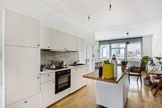 Wil je midden in de bruisende stad wonen, maar toch je eigen rustplek hebben? Dan is dit echt iets voor jou! In dit mooi kleinschalig gebouw bevindt zich op het tweede verdiep een prachtig appartement.<br /><br />Bij het betreden van dit pareltje, word je al overdonderd door het hoge plafond dat in combinatie met de lichtinval een wauw-gevoel geeft. Vooraan bevindt zich de gezellige woonkamer met authentieke touch. Vervolgens komt de open keuken met aansluitend de eetplaats. De prachtige glazen deuren met stalen frame scheidt de slaapkamer van de woonruimte. Vervolgens is er nog een tweede slaapkamer die ook kan worden gebruikt als dressing. Voor een relax-moment moet je in de badkamer zijn. Want deze is zowel voorzien van een inloopdouche als een ligbad. Er is ook een apart toilet voorzien. <br /><br />Onder het appartement heb je een zeer ruime kelder waar extra opbergruimte voorzien is. Het appartement is perfect onderhouden met leuke, fijne authentieke en industriële elementen, die van je huis een Thuis maken.<br /><br />Extra's:<br />- Authentieke en Industriële elementen<br />- Rustige straat <br />- Klein gebouw zonder extra maandelijkse kosten<br />- Grote kelder<br />- EPC: 167 kWh<br />- Asbestveilig<br />- Elektriciteit conform<br /><br />Zin gekregen om dit pareltje te bezoeken? Contacteer ons via info@jamar.immo of 03 435 31 33.<br /><br />Wg, Vg, Gvv, Gvkr, Gmo