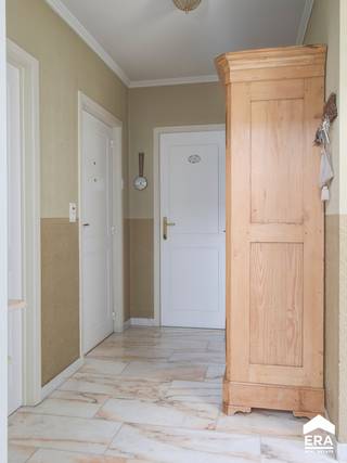 Ruim en instapklaar appartement te koop in Lommel! Gunstig gelegen in hartje Lommel.  * Ruime living met parketvloer en airco  * Keuken voorzien van...